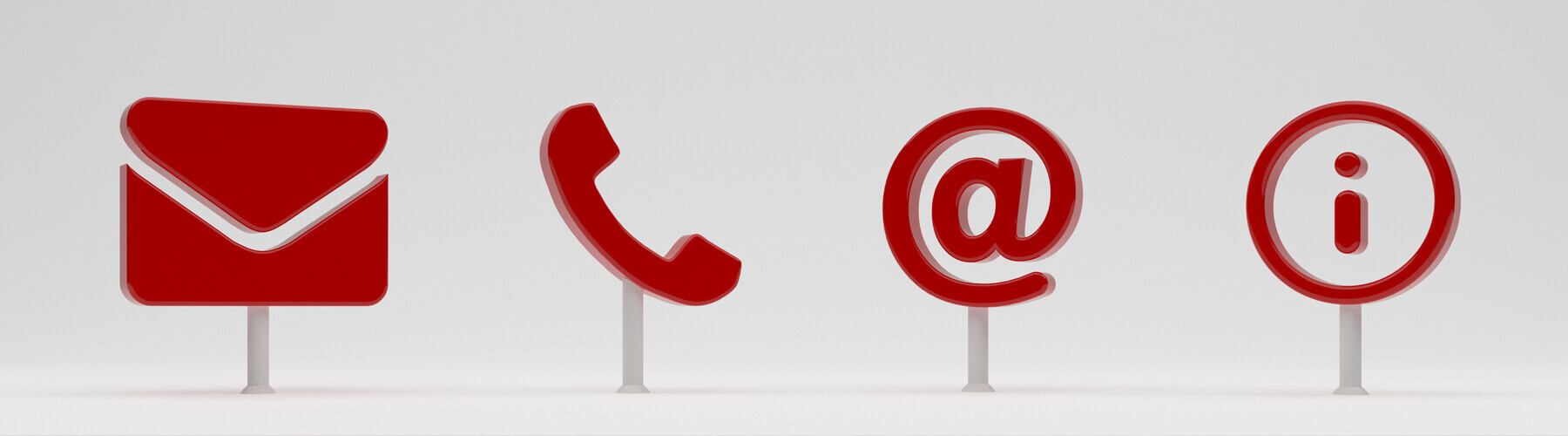 Vor weißem Hintergrund befinden sich vier Icons auf Stützen zur Kontaktaufnahme, von links nach rechts ein Brief, ein Telefonhörer, ein @-Zeichen und ein i-Zeichen für Information.