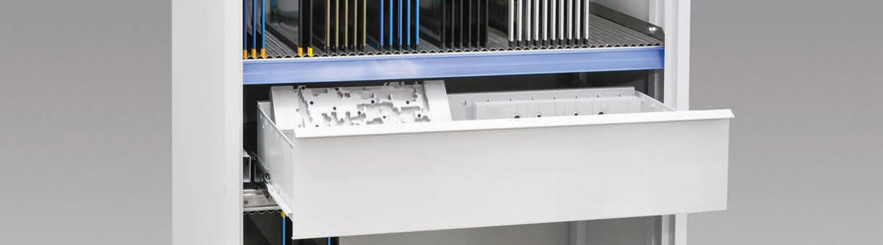 Nahaufnahme einer ausgezogenen Schublade eines Arbeitswagens