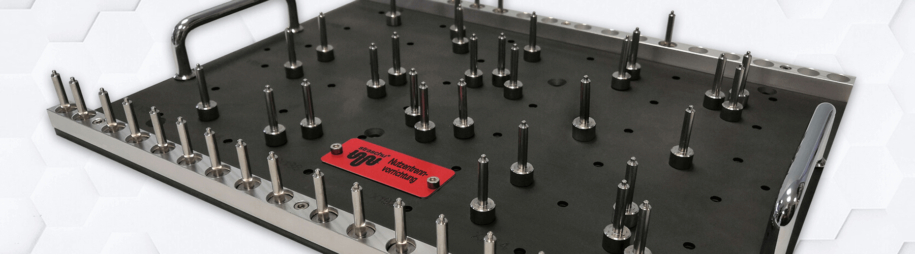 Vor weißem Hintergrund mit Wabenmuster ist eine Nutzentrennvorrichtung.