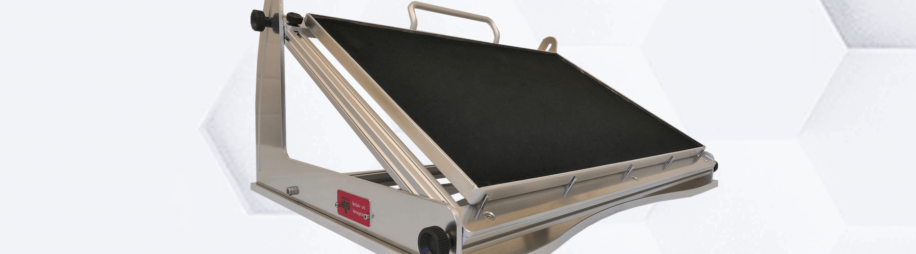 Vor weißem Hintergrund mit Wabenmuster ist ein Bestückungsrahmen aufgestellt.