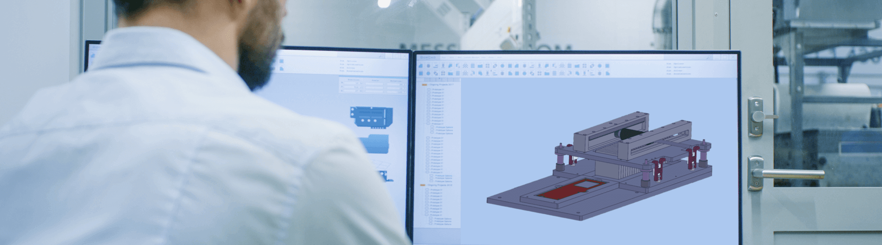 Ein Mann sitzt vor einem PC und arbeitet an einer 3D-Konstruktion.