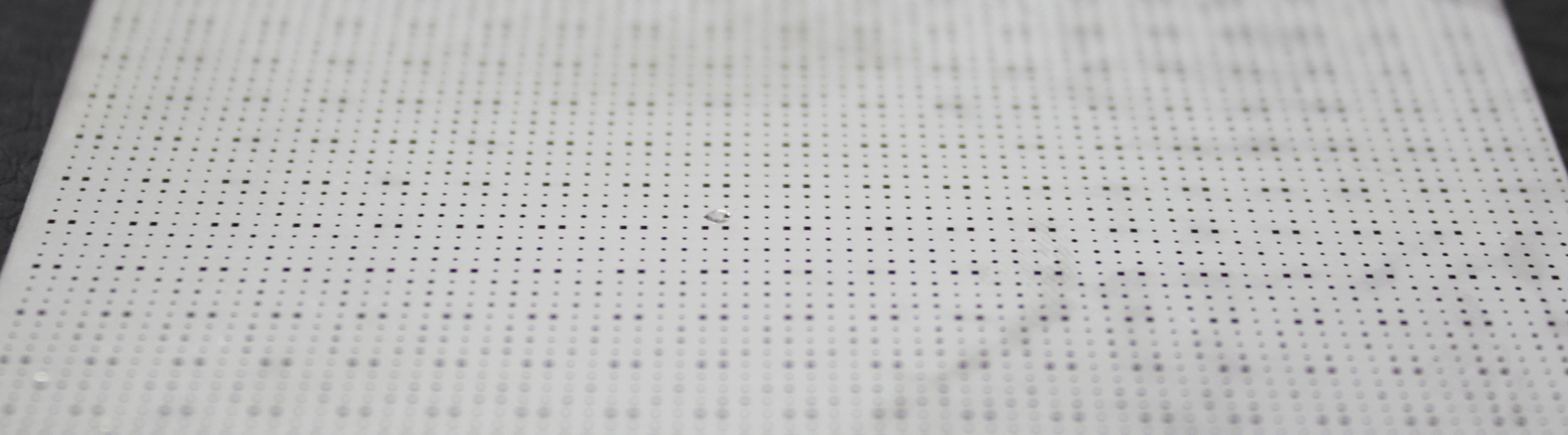 Nahaufnahme einer hellen Platte mit gefrästen Löchern