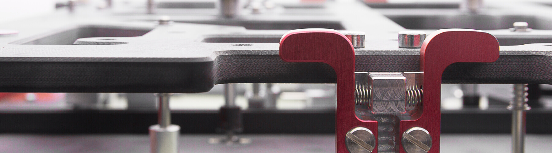 Eine seitlich fotografierte Lötmaske mit roten Schnappern